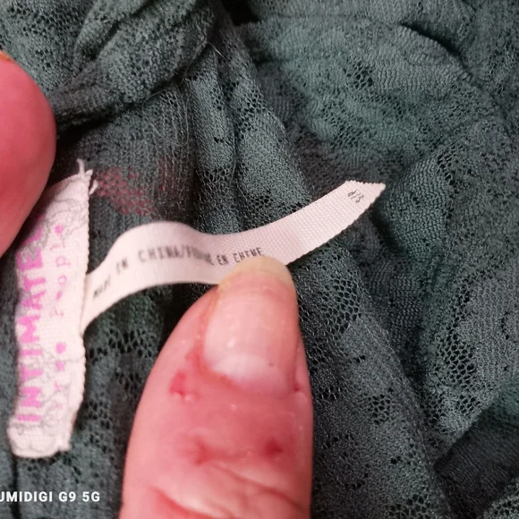 Chic Long Sleeve Lace Dress in Forest Green - Picture 3 of 7